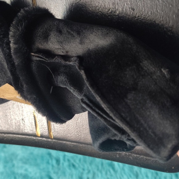 Echo Elegant Black and Gold Patterned Gloves - Picture 11 of 12